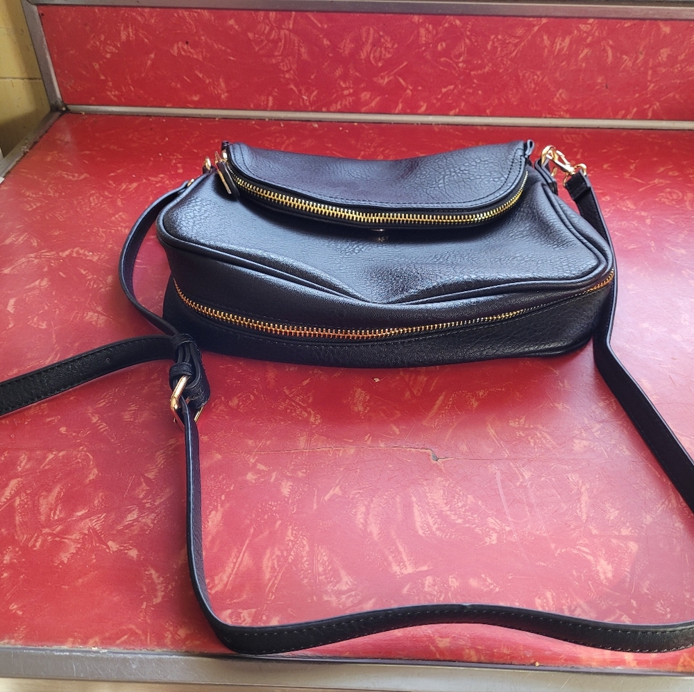 Black Leather Crossbody Moda Luxe Handbag W/ Lots Of Pockets